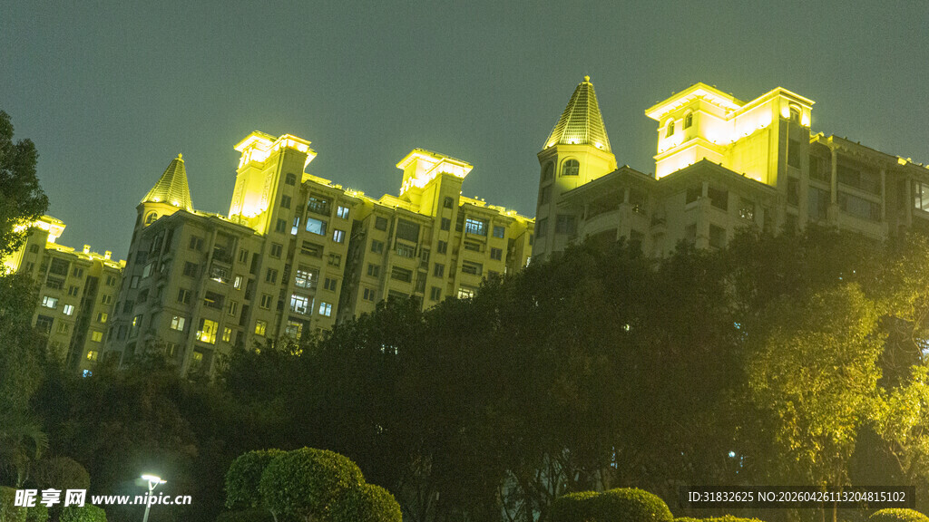 夜幕下璀璨的城堡建筑群
