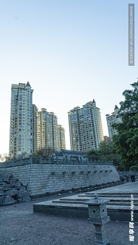 城市高楼与绿植景观