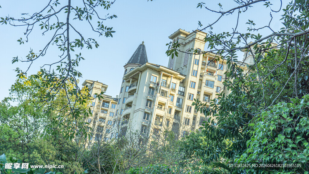 绿树环绕的欧式风格建筑群