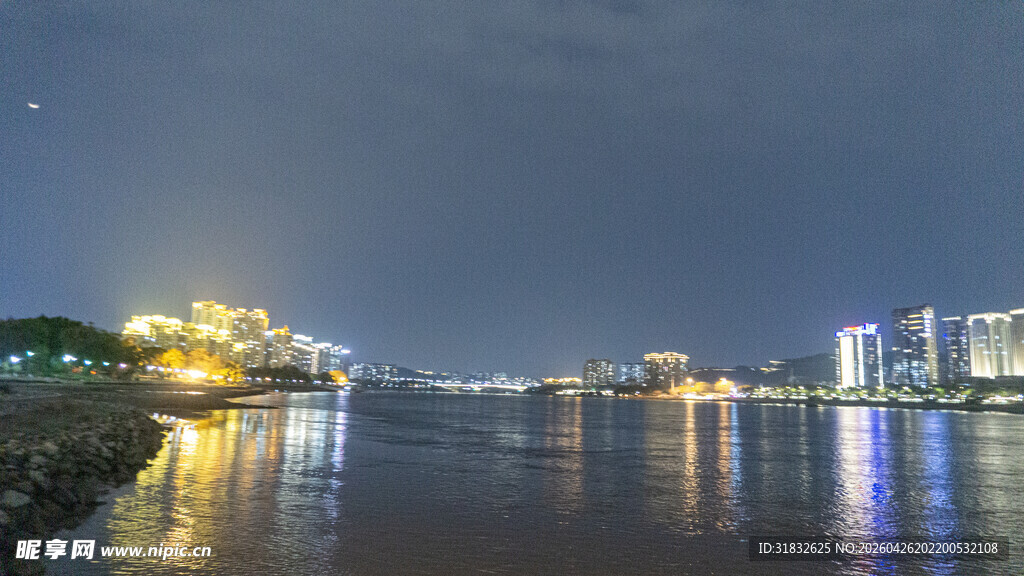 城市江畔夜景璀璨迷人