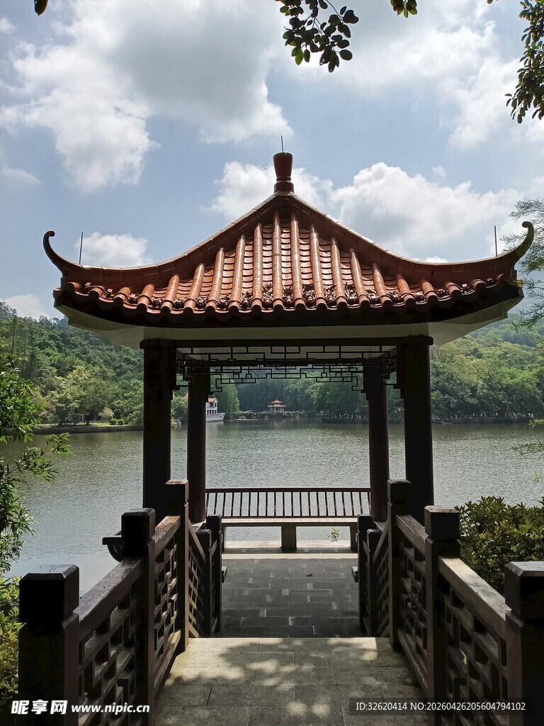 湖畔古亭风景