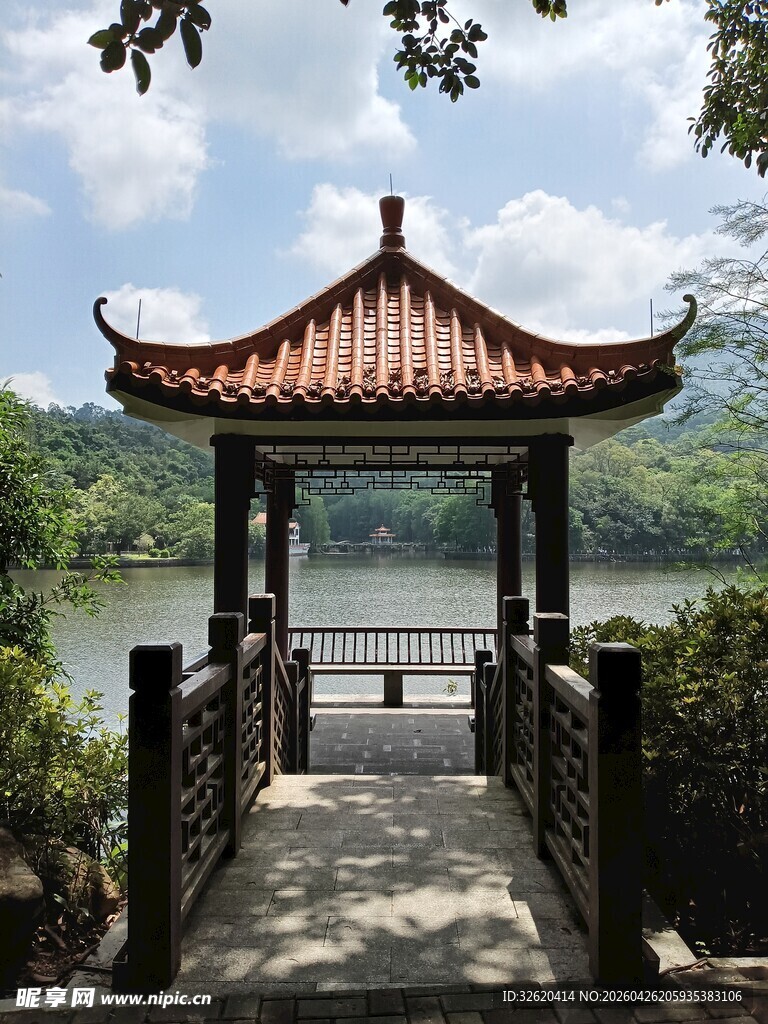湖畔古亭美景