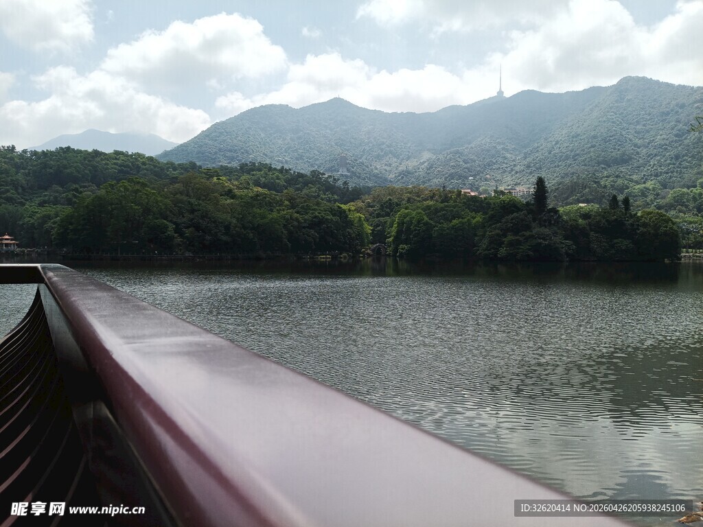 湖畔远山风景