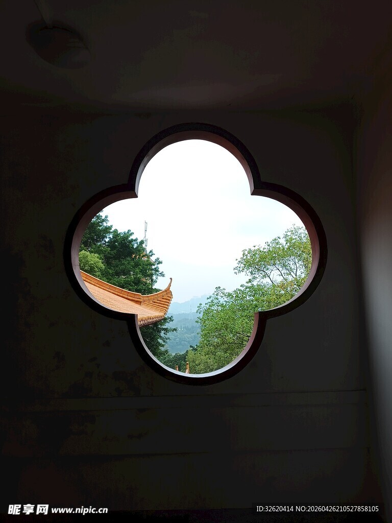 四叶草窗景望绿意自然