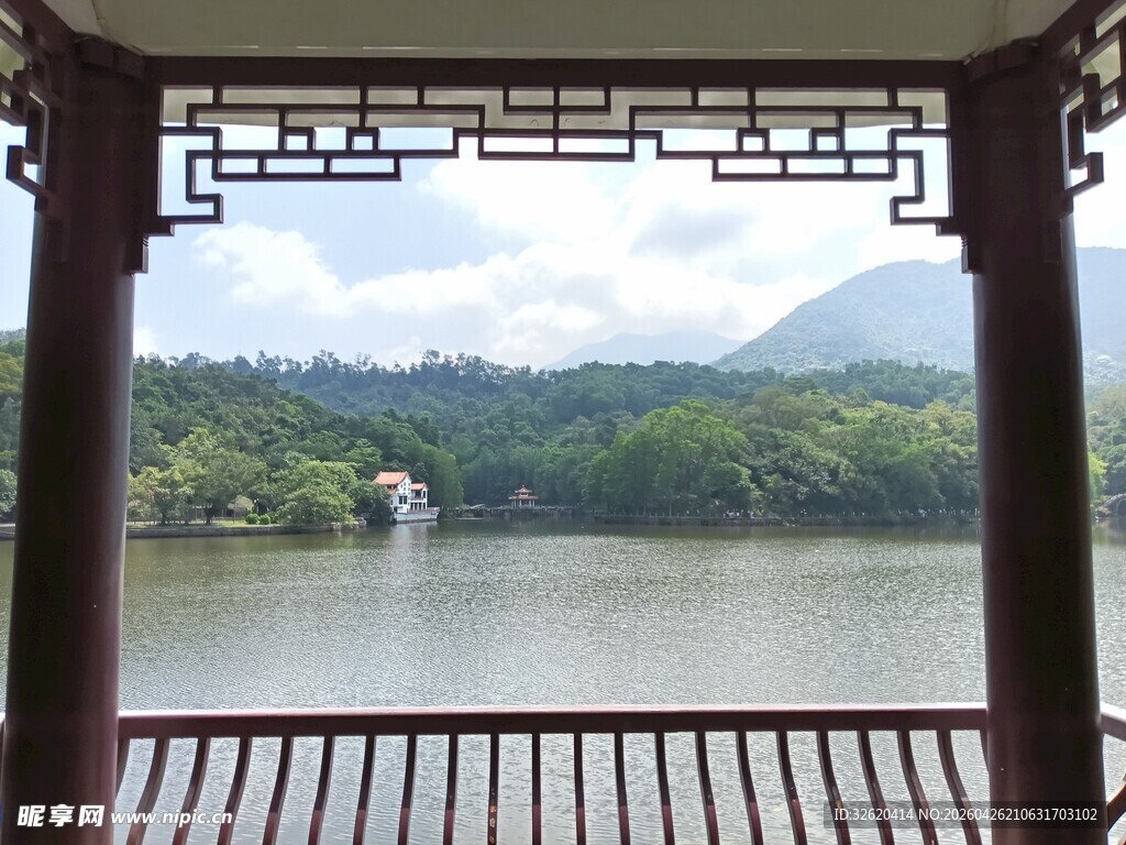 亭中赏湖山美景