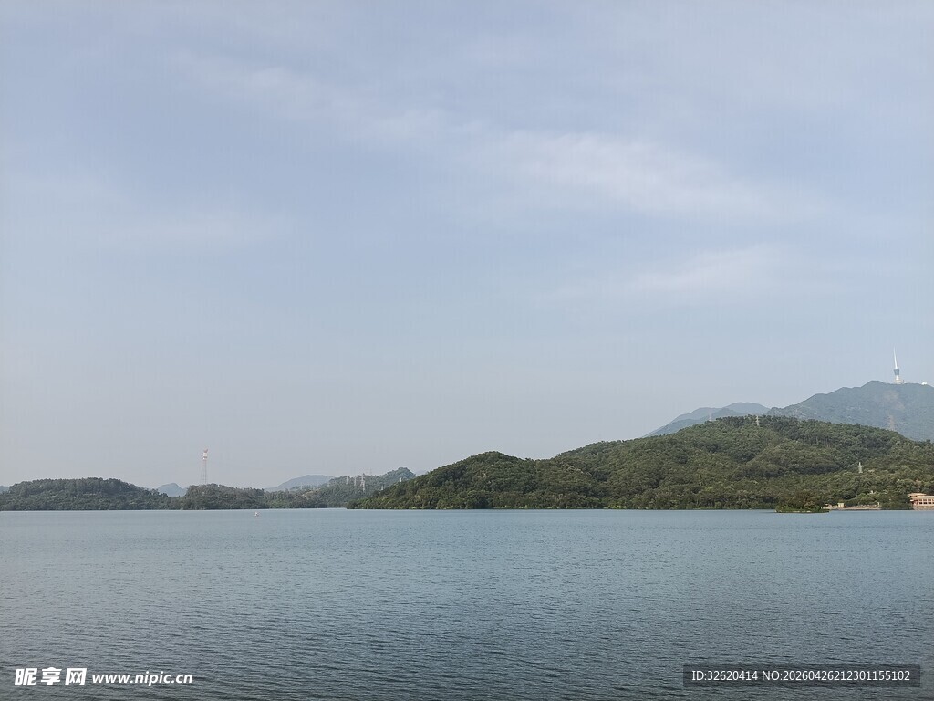 宁静湖景与远山