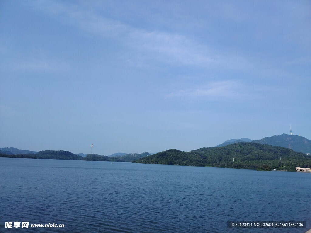 宁静湖景与远处山峦