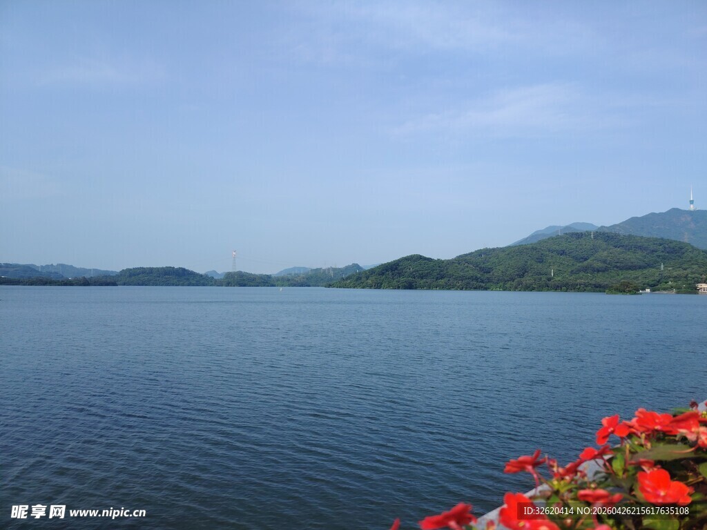 湖畔繁花伴青山碧水