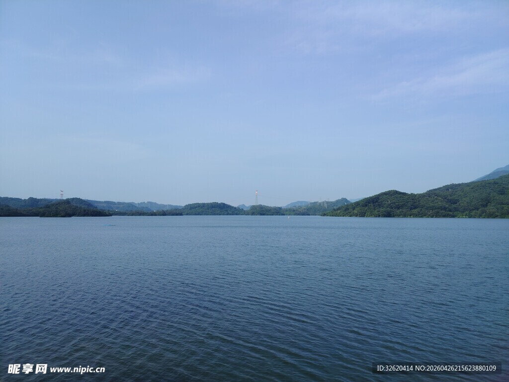宁静湖水与远处山峦