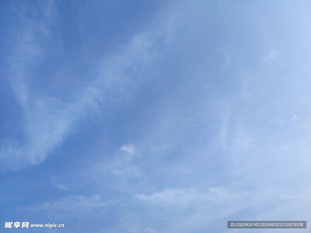 蔚蓝天空中的轻柔云彩