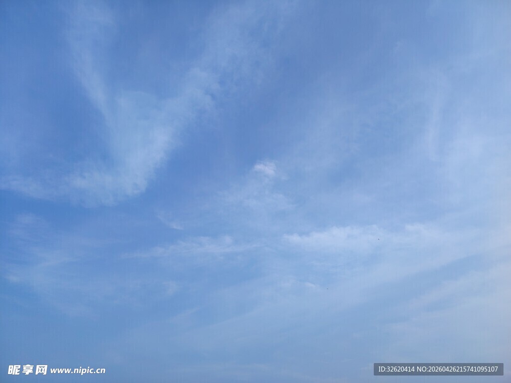 蔚蓝天空中的轻柔云彩
