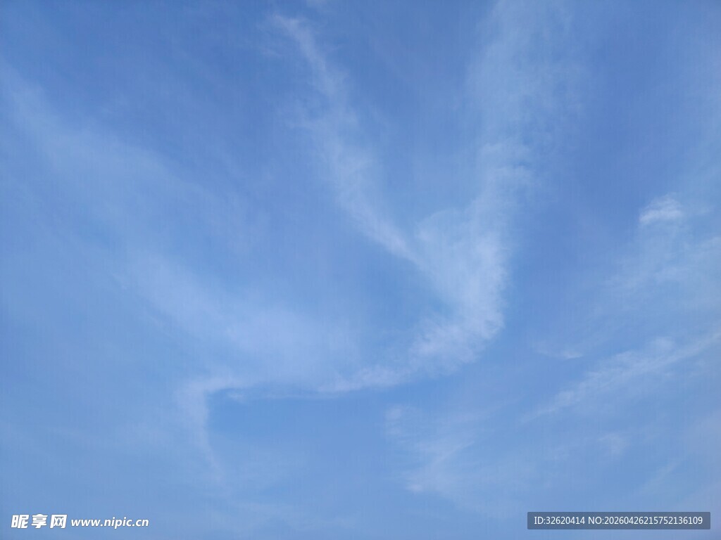 蓝天飘逸的轻柔云彩