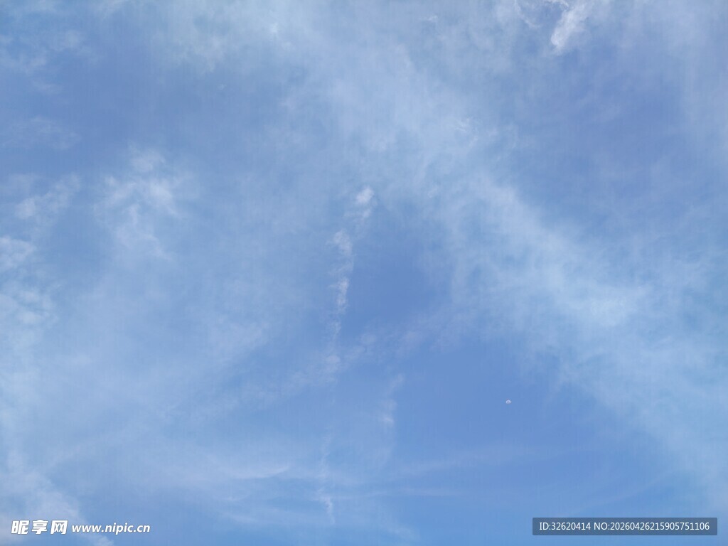 蔚蓝天空中的丝状云彩