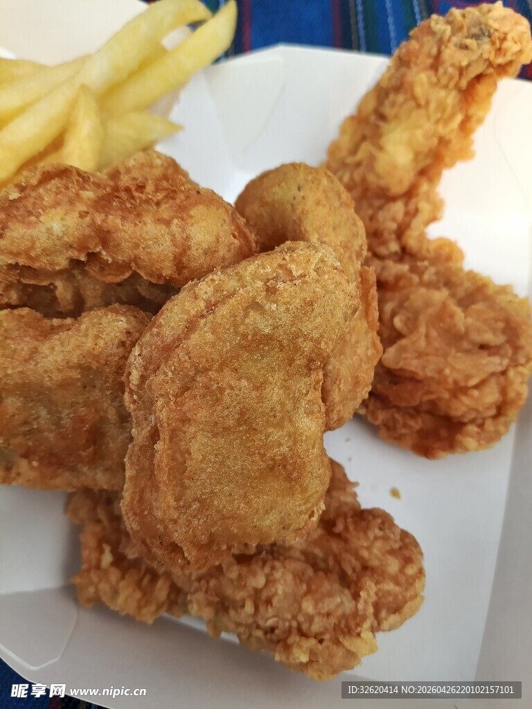 炸鸡配金黄薯条