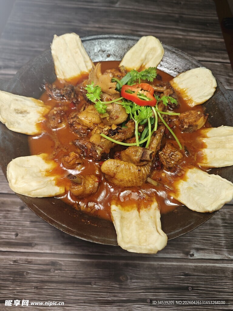 美味地锅鸡搭配金黄面饼