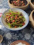 美味家常菜摆桌小炒黄牛肉