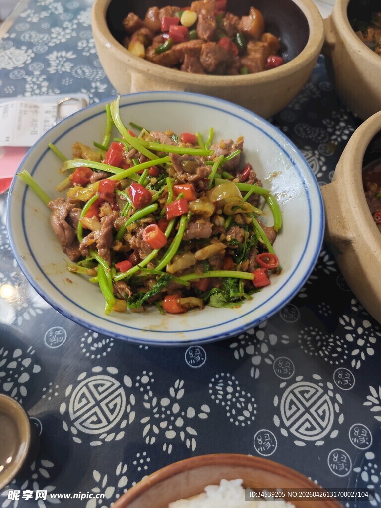 美味家常菜摆桌小炒黄牛肉