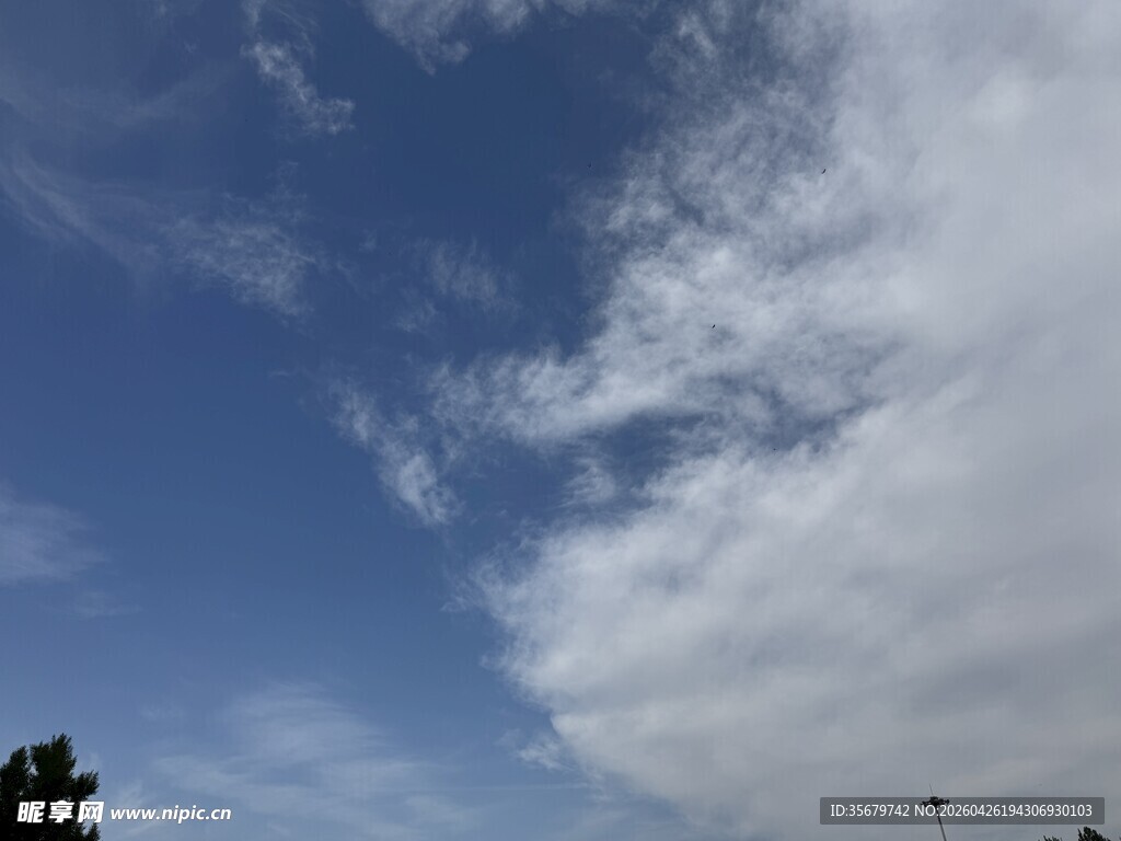 蓝天飘白云美景