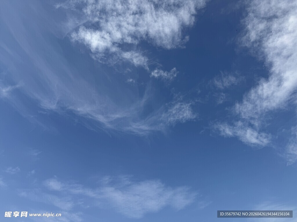 晴朗天空中的飘逸云朵