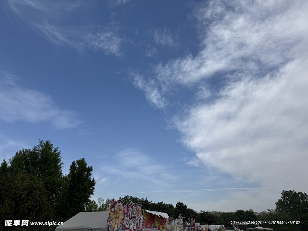 蓝天白云下的乡村景致