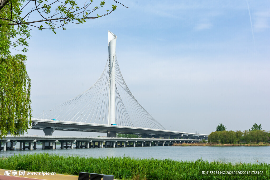 现代斜拉桥横跨碧水蓝天