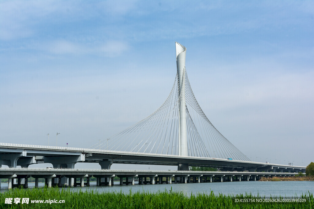 现代斜拉桥横跨水域