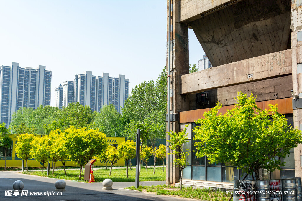 城市中废弃建筑与绿树景观