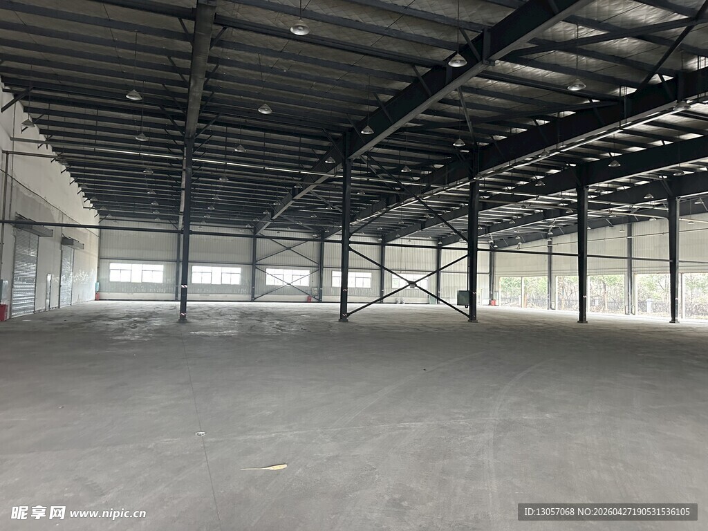 空旷大型工业仓库空间