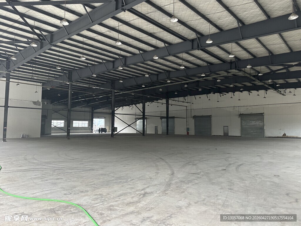 空旷大型工业仓库空间