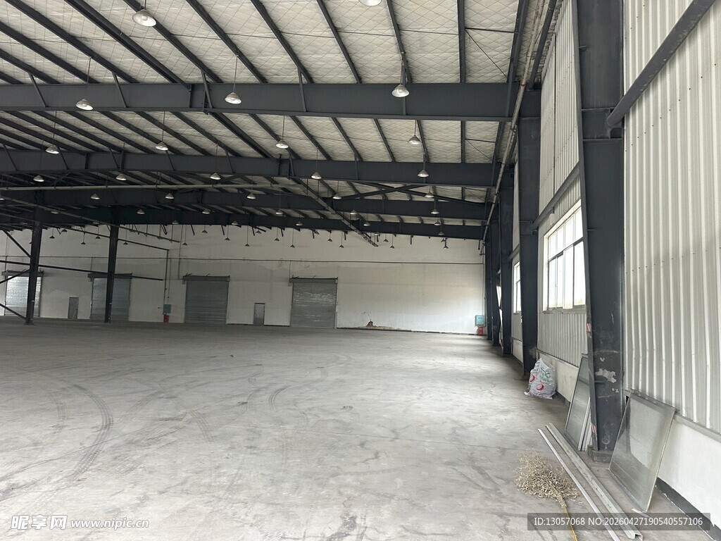 空旷工业仓库内部空间