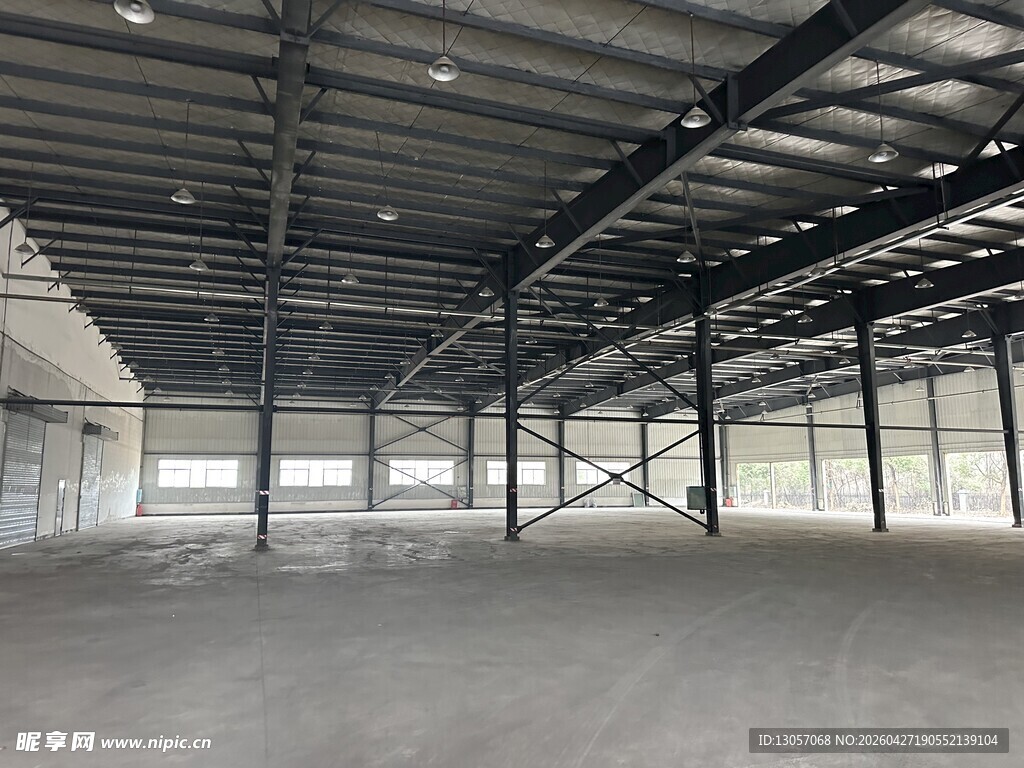 空旷钢结构厂房内部空间