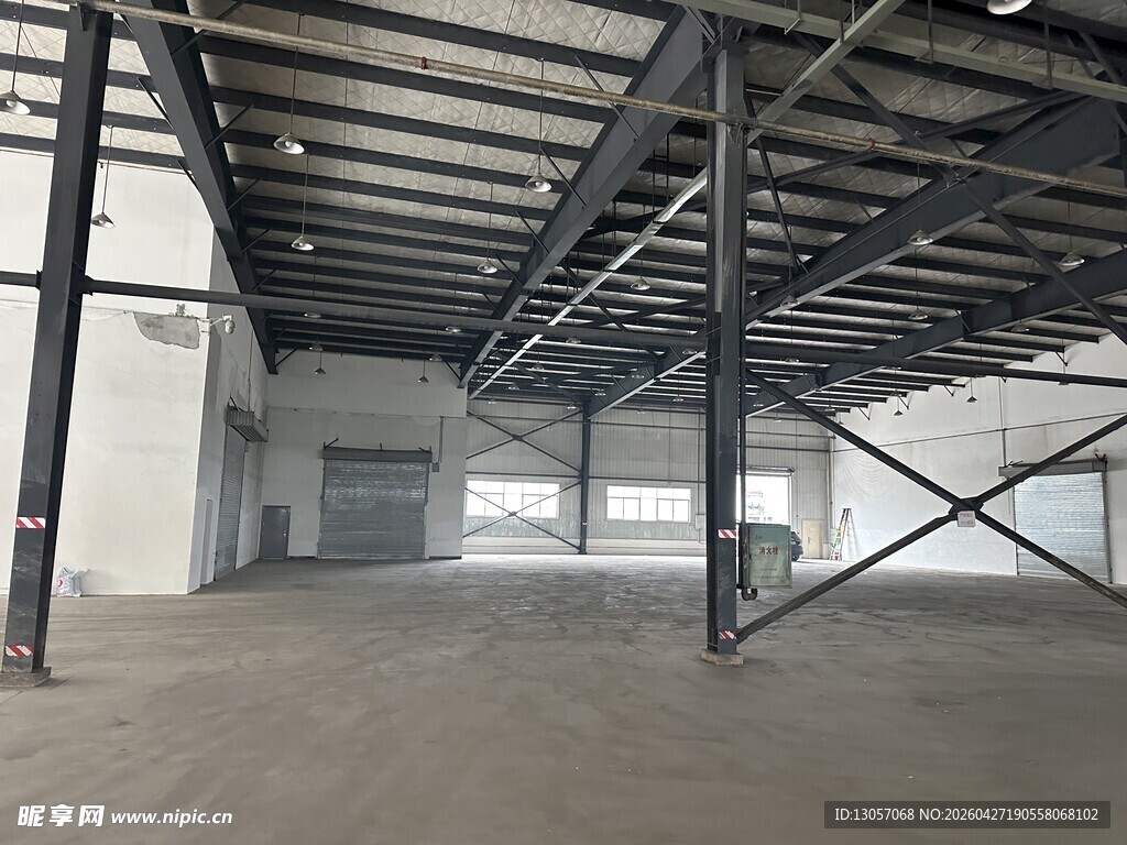空旷工业厂房内部空间