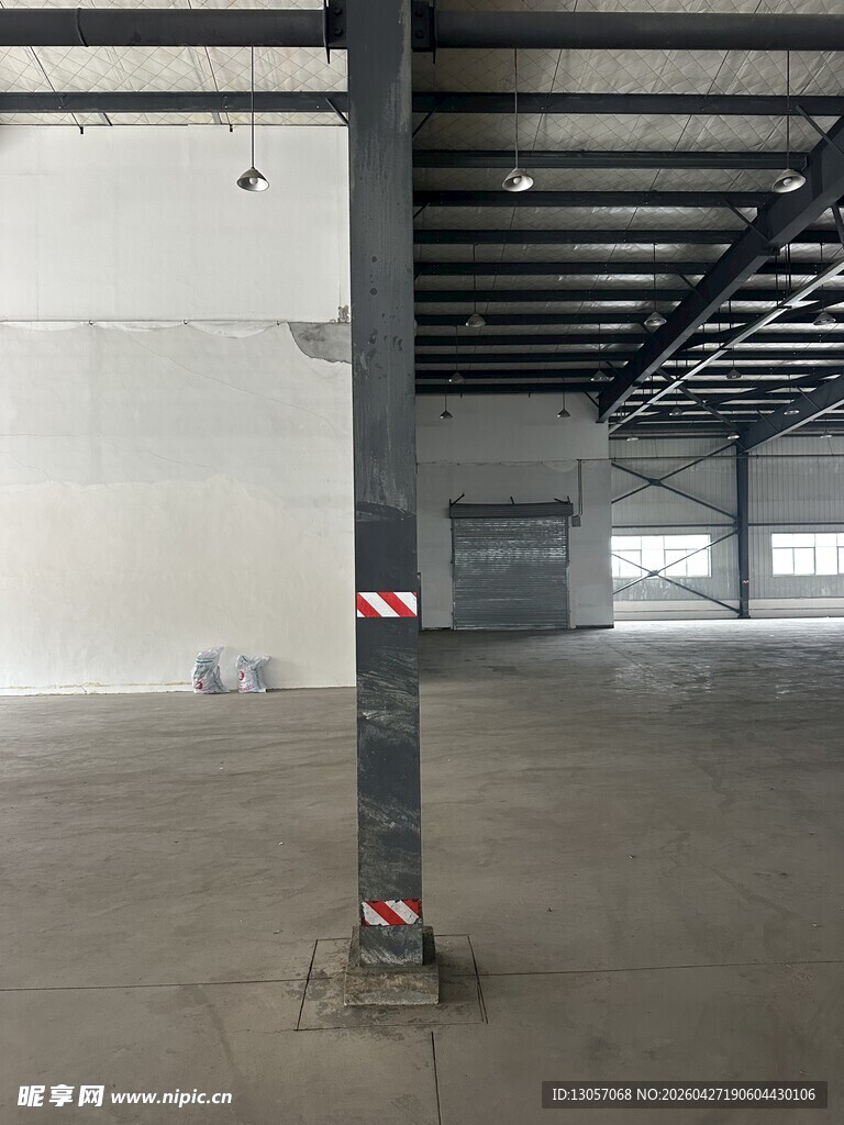 空旷工业厂房内部空间
