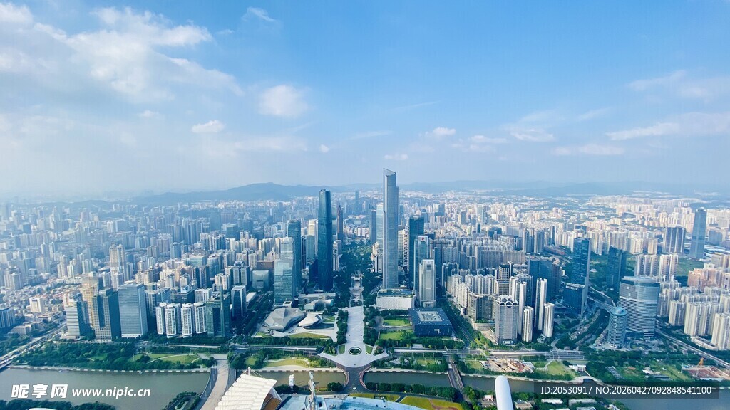 广州塔视角楼顶拍摄模拟无人机