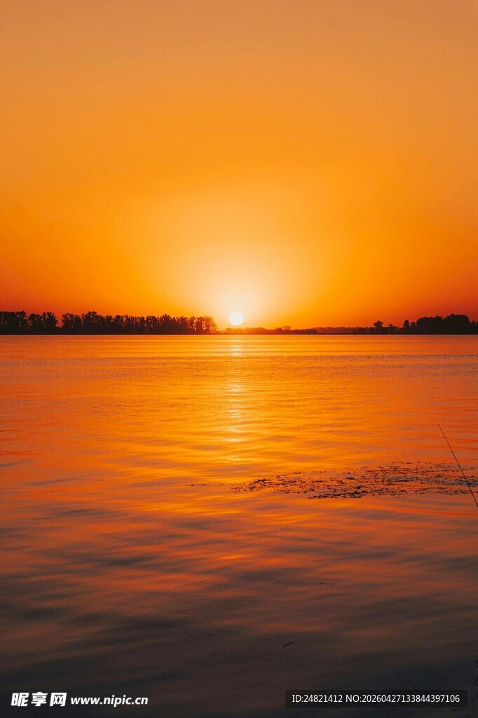 夕阳下的平静湖面