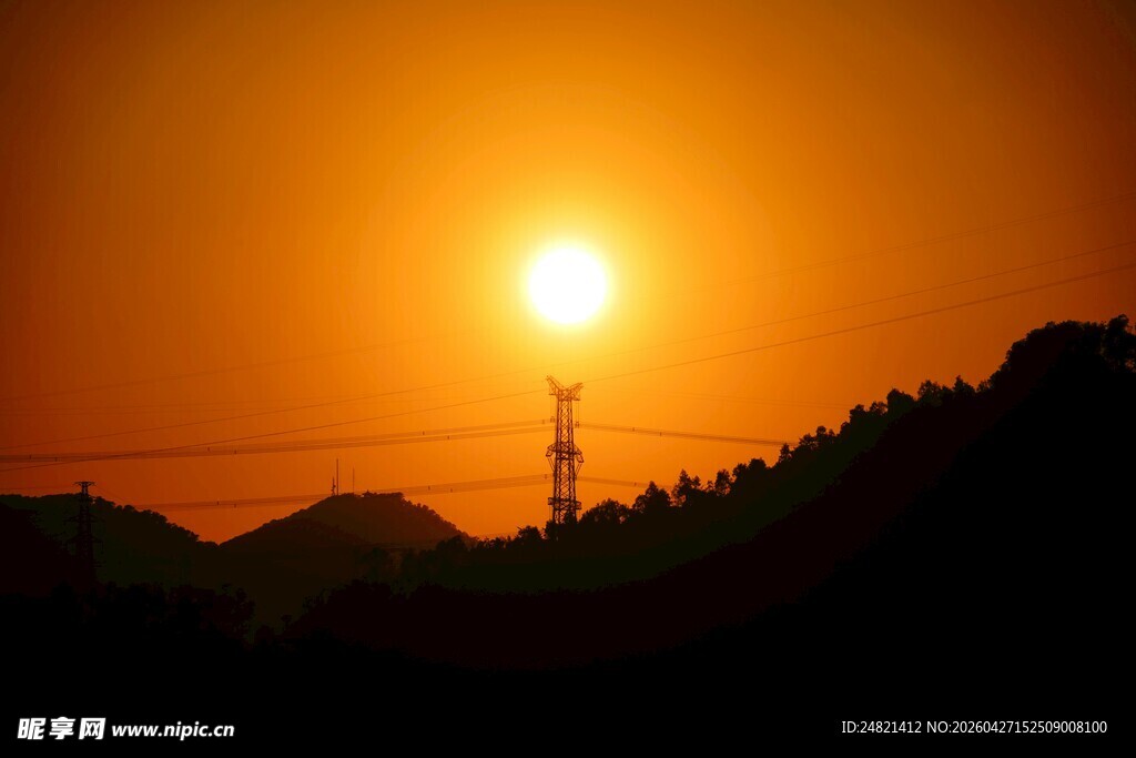 夕阳下的城市与电线杆剪影