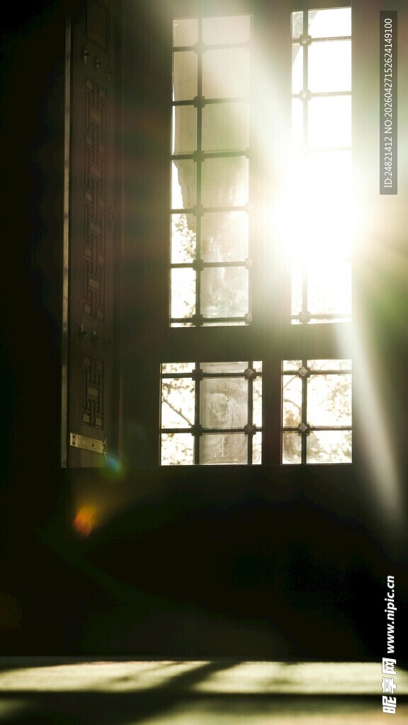 透过窗户洒入的温暖阳光