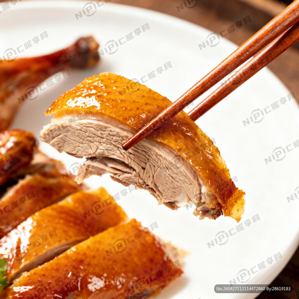 生成一张筷子夹起烤鸭的高清图片