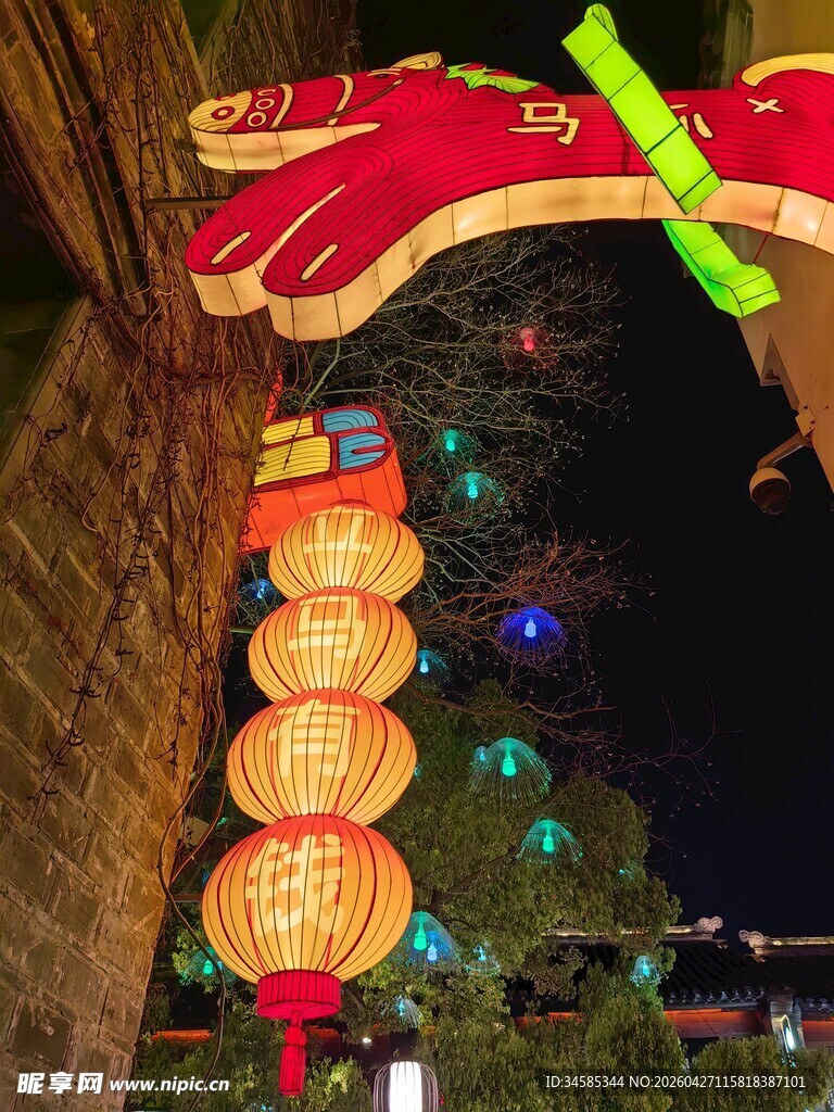 龙形彩灯点亮夜色