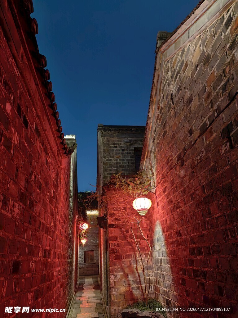 古巷夜景红灯映照砖墙
