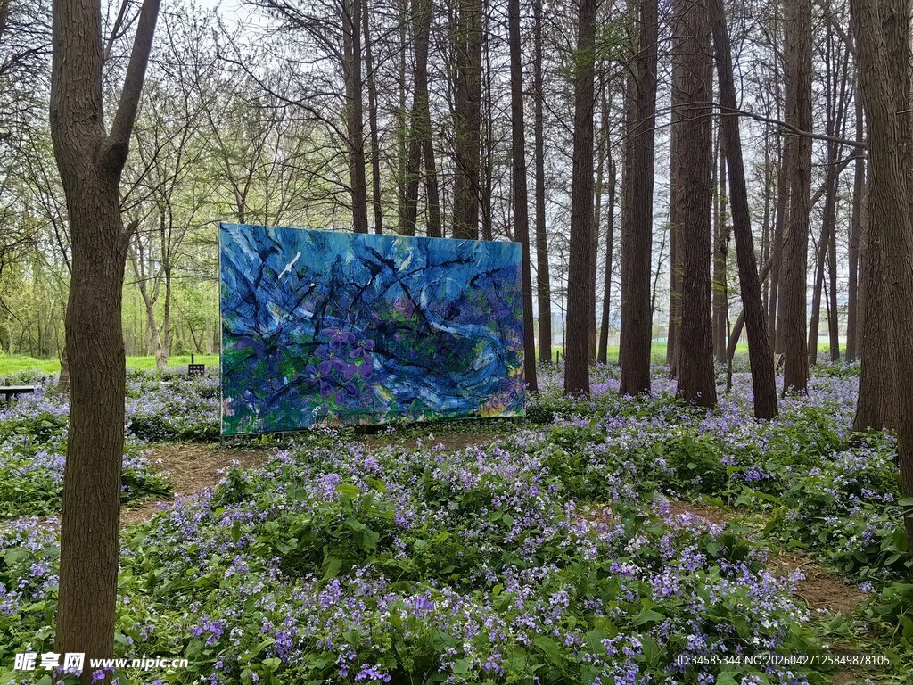 林间蓝幕与繁花风景