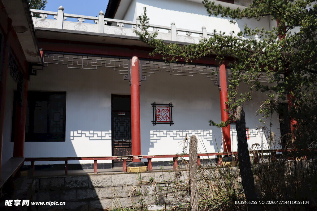 中式传统民居庭院一角