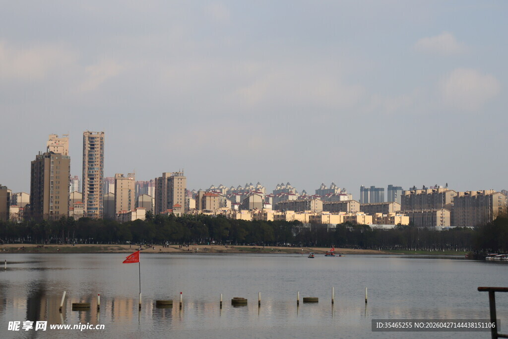 湖畔城市天际线美景