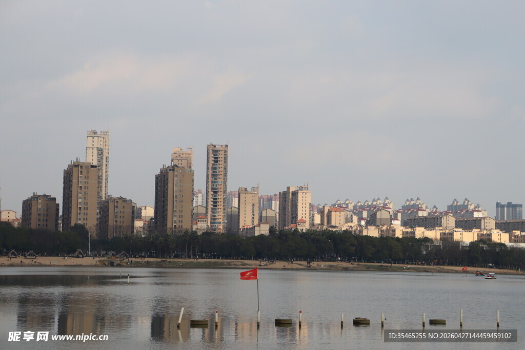 城市湖畔风光