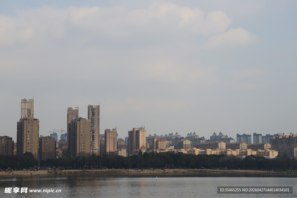 城市河畔高楼风景