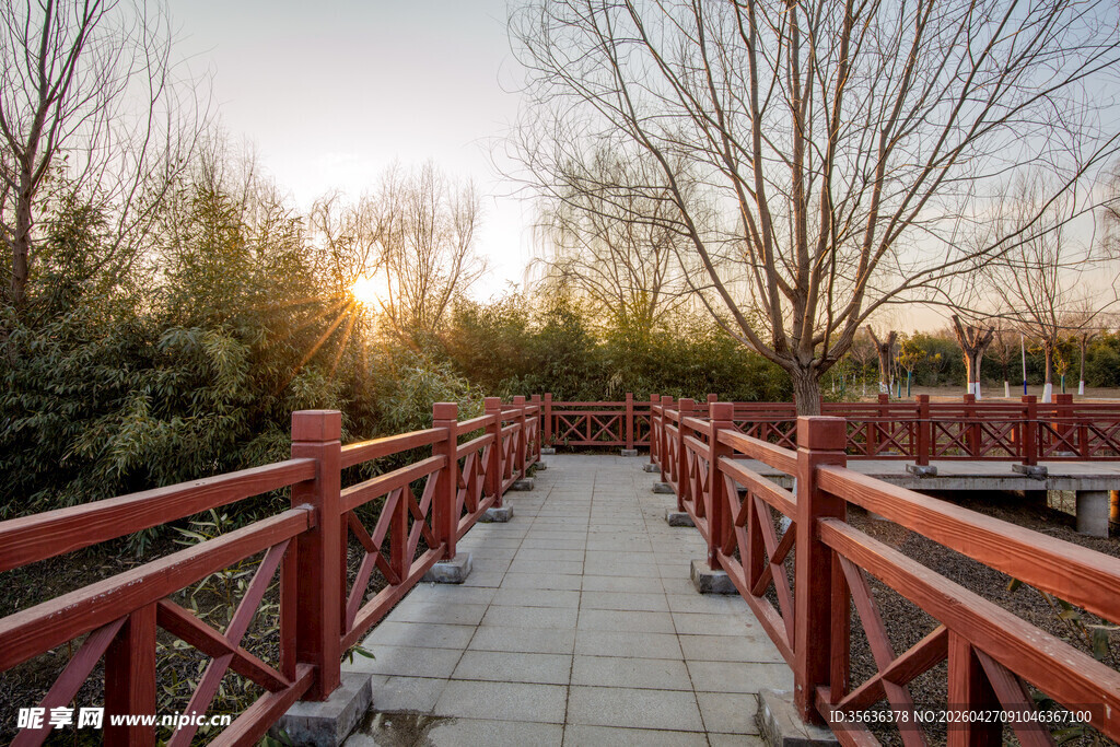 夕阳下的红桥步道风景
