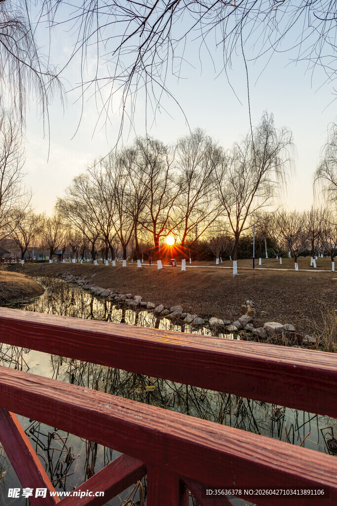 夕阳下湖边的红色栏杆美景