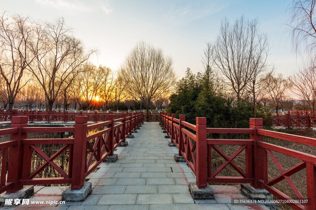 夕阳下的红色廊桥美景