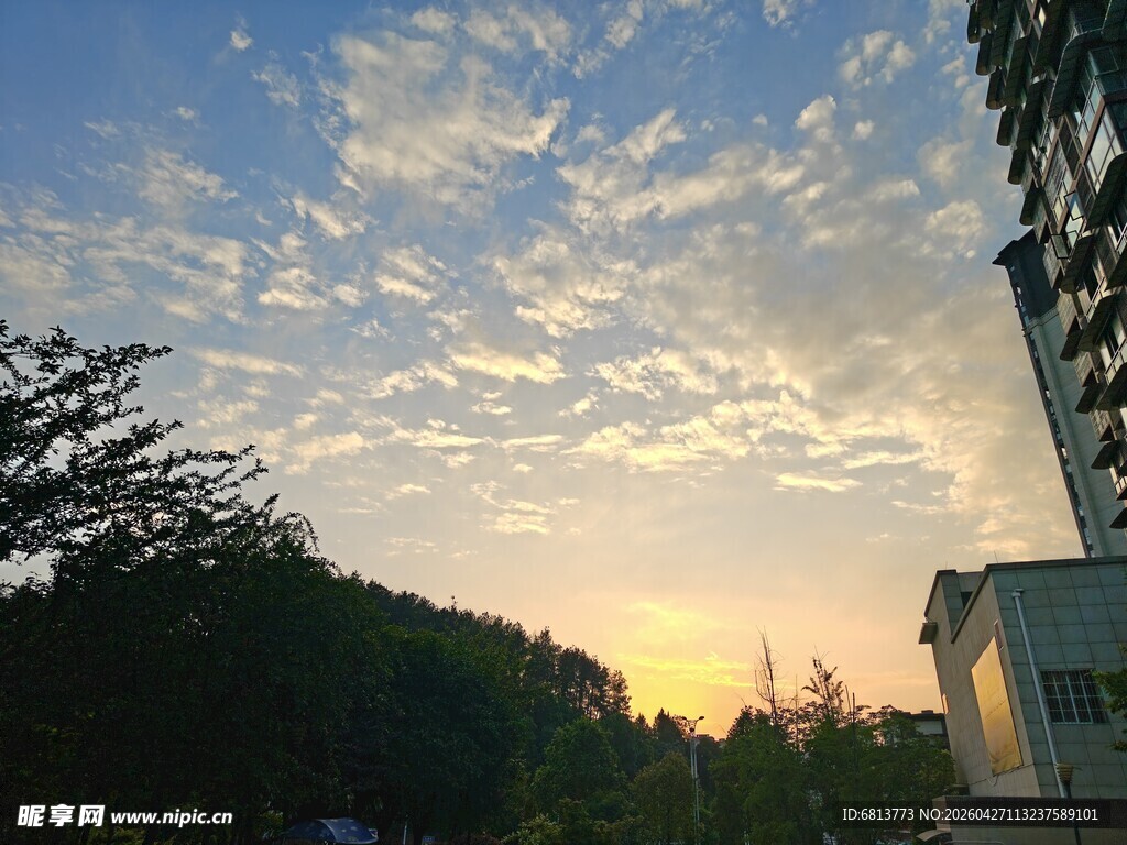 夕阳下的城市与天空美景