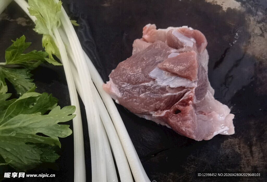 新鲜猪肉配葱及香菜